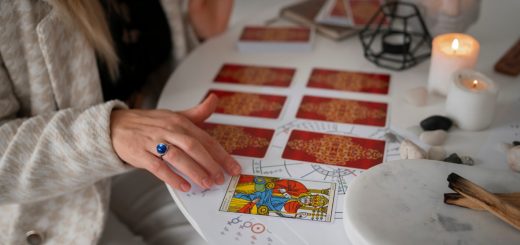 Plongée dans l'univers mystique du tarot de Marseille