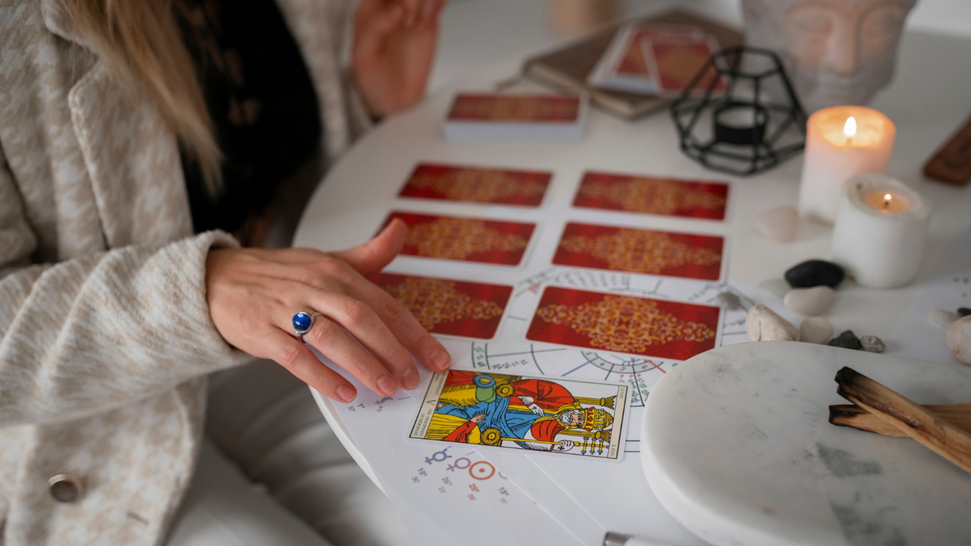 Plongée dans l'univers mystique du tarot de Marseille